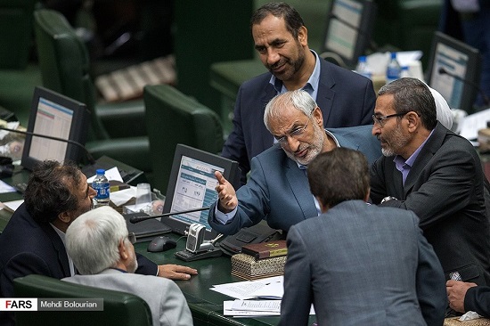 ژست وزیر احمدی‌نژاد مقابل عارف در مجلس
