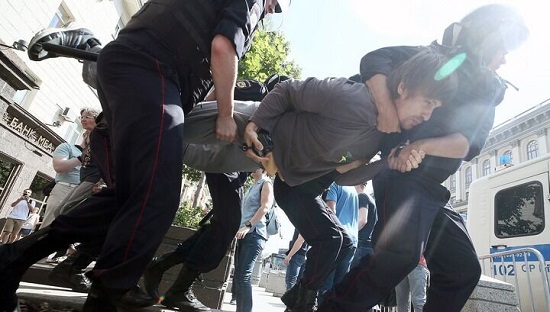 بازداشت ۱۰۰۰ نفر در تظاهرات مخالفان در مسکو
