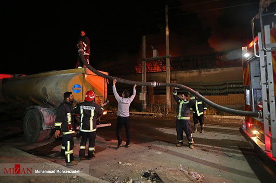 آتش سوزی دوکارخانه در شهرک شکوهیه قم