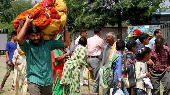 رویترز: هزاران هندو، کشمیر را ترک می کنند