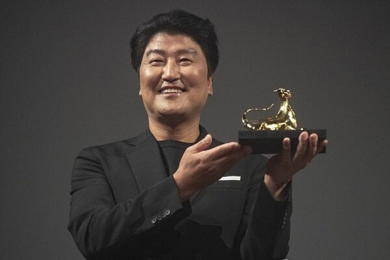 یک آسیایی جایزه برتری لوکارنو را برد