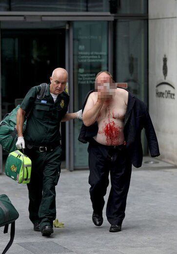 حمله با چاقو مقابل وزارت کشور انگلیس