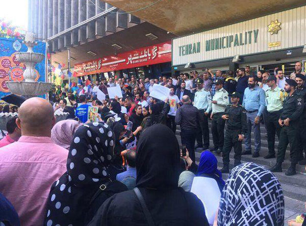 تجمع مقابل شهرداری تهران به خاطر سگ‌کشی