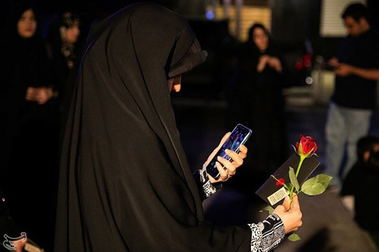 اهدای شاخه گل به عزاداران حسینی در اندرزگو