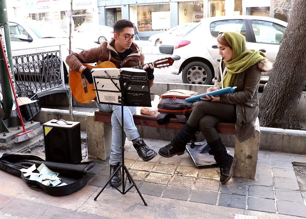 وقتی دختران در خیابان‌های تهران ساز می‌زنند +فیلم