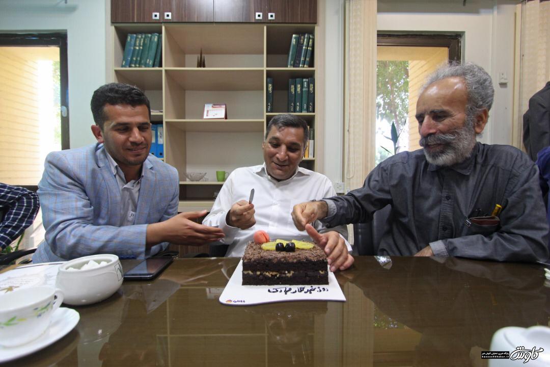 تجلیل مدیرکل کانون پرورش فکری و جمعی از اهالی رسانه از پدرام طاهری روزنامه نگار خوزستانی+تصاویر