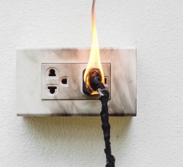 اتصال برق اتو، خانه را به آتش کشید