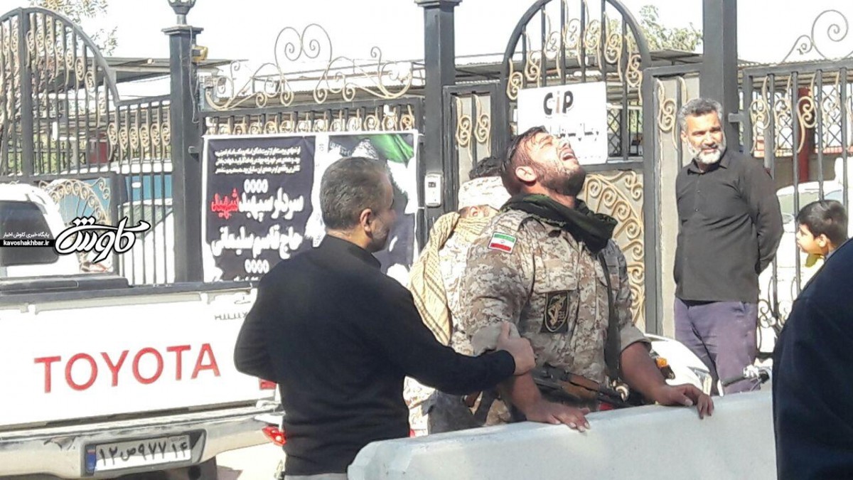 بی تابی های یک سرباز در تشییع فرمانده اش (عکس)