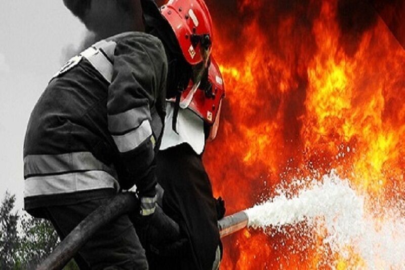 نجات ۳۰ نفر در آتش سوزی یک مجتمع مسکونی اهواز