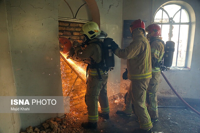 نجات ۳۵ نفر از میان دود و شعله‌های آتش در اهواز