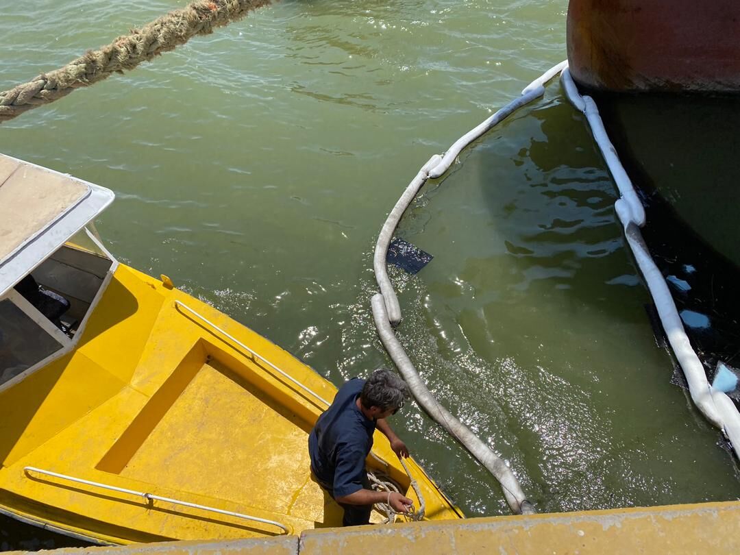 آلودگی نفتی در اسکله بندر خرمشهر جمع آوری شد