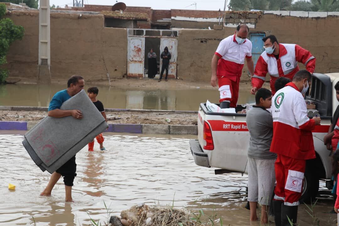 امدادرسانی هلال احمر به۵۷۵۰ خانوار متأثر از باران در خوزستان/ 16 شهر خوزستان درگیر معضل آب گرفتگی