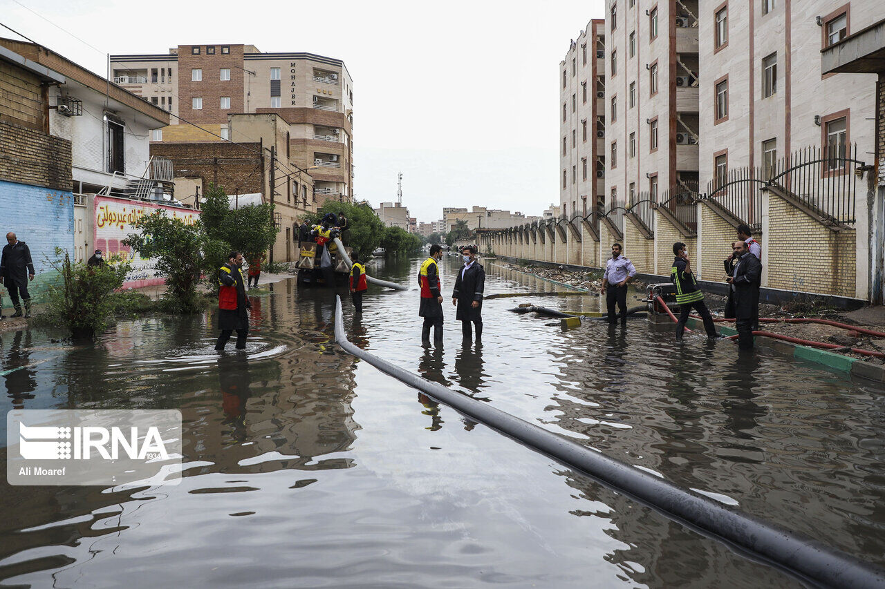 بارش شدید باران بار دیگر خیابان‌های اهواز را غرق آب کرد