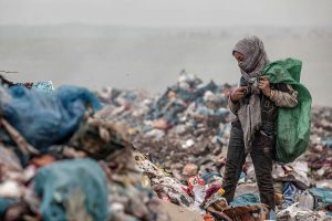 روایتی از زندگی دو خواهر زباله‌گرد روستایی در همسایگی اهواز