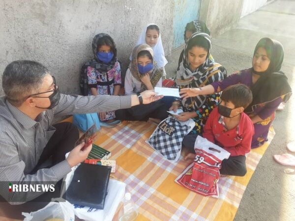 آموزش معلم فداکار دزفولی به کودکان کار افغانستان و پاکستانی