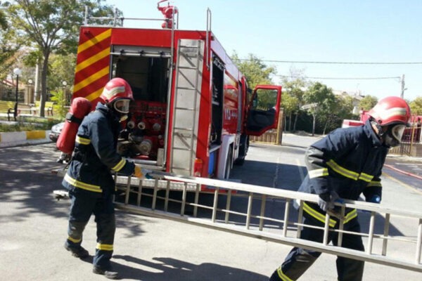 نجات ۱۵ نفر در حادثه آتش سوزی یک هتل در اهواز