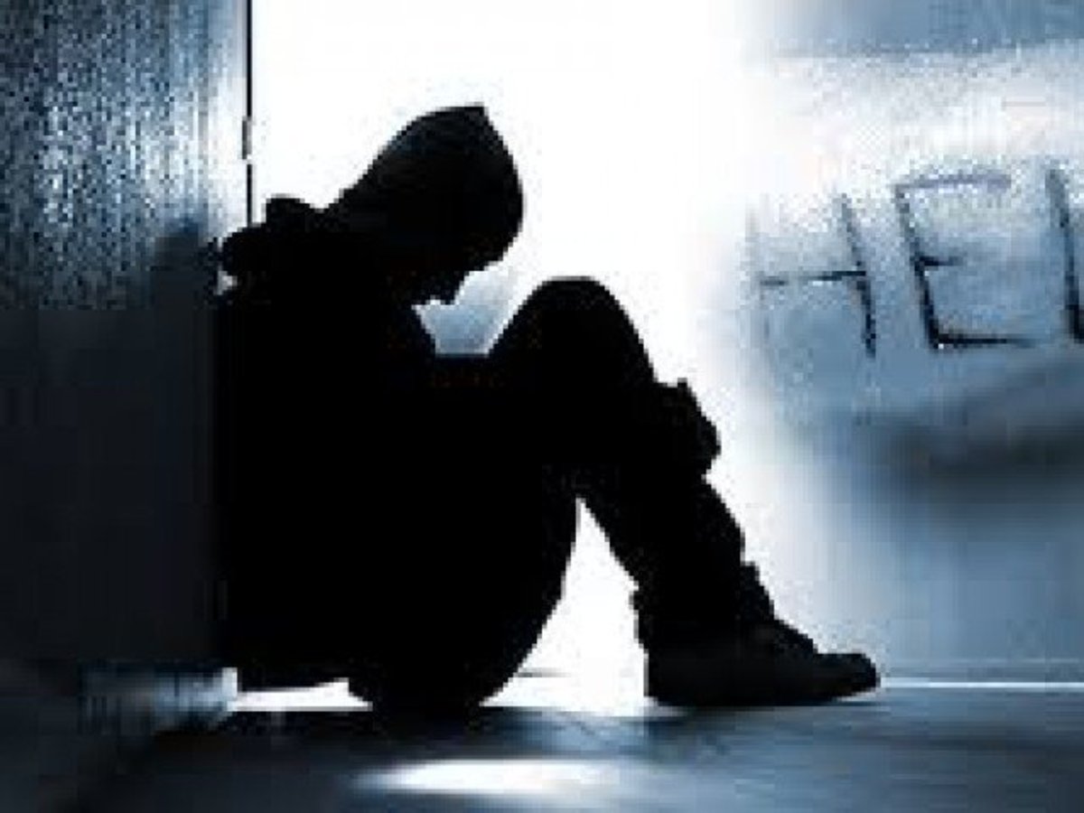 «خودکشی» سومین علت مرگ جوانان ۱۵ تا ۲۹ سال/زنان بیشتر خودکشی می‌کنند، مردان بیشتر می‌میرند