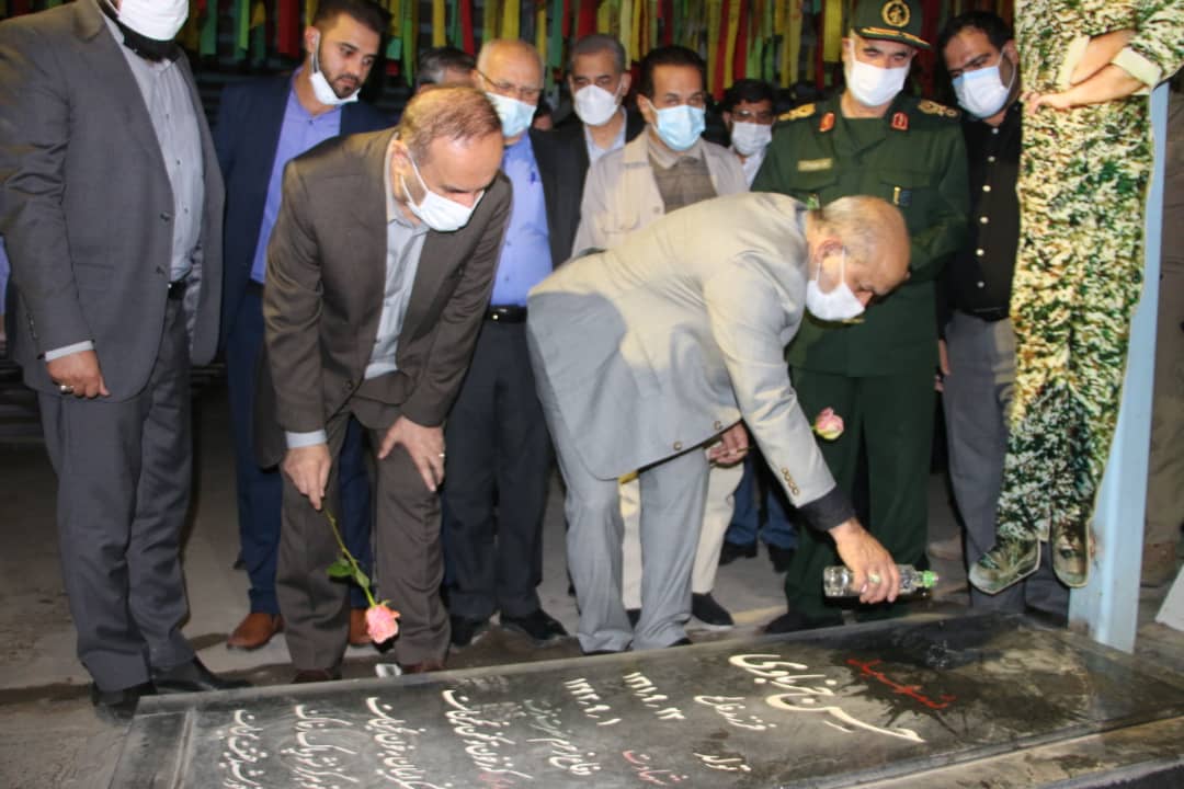 وزیر کشور در بدو ورود به اهواز به آرمان های شهدا ادای احترام کرد