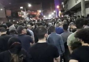 وضعیت آبادان در پنجمین شب حادثه/ پلیس با گاز اشک‌آور مانع ورود تجمع‌کنندگان به «متروپل» شد