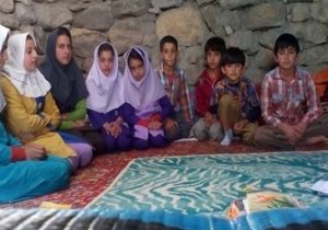 روایتی از فداکاری معلمان عشایر در خوزستان / گذر از دل کوه برای رسیدن به کلاس درس