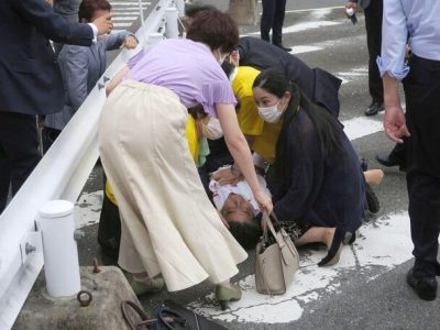 نخست‌وزیر سابق ژاپن بر اثر شدت جراحات وارده در پی ترور جان باخت