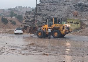 بارندگی مسیر ارتباطی روستای «تنگ چویل» باغملک را قطع کرد