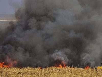 آسمان چهار خوزستان زیر دود آتش‌سوزی تالاب هورالعظیم