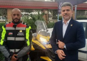 جهانگرد «عمانی» با موتور به شکرستان آمد