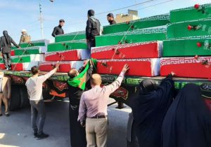 تشییع پیکر مطهر ۱۱۱ شهید تازه تفحص شده روی دست مردم اهواز
