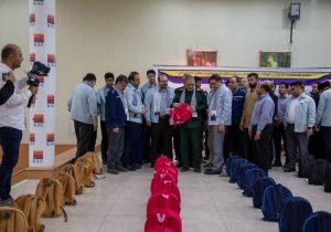 رزمایش اهدای سه هزار بسته آموزشی به دانش‌آموزان کم‌برخوردار در فولاد خوزستان برگزار شد+ تصاویر