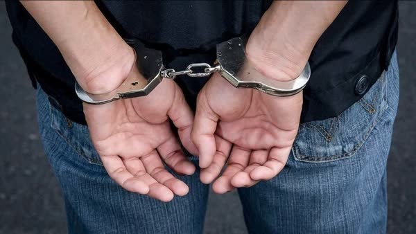 یکی از معاونان سابق منطقه آزاد اروند به اتهام دریافت رشوه دستگیر شد