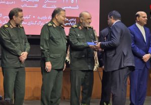 فرمانده کل سپاه از مدیرعامل شرکت فولاد اکسین تقدیر کرد